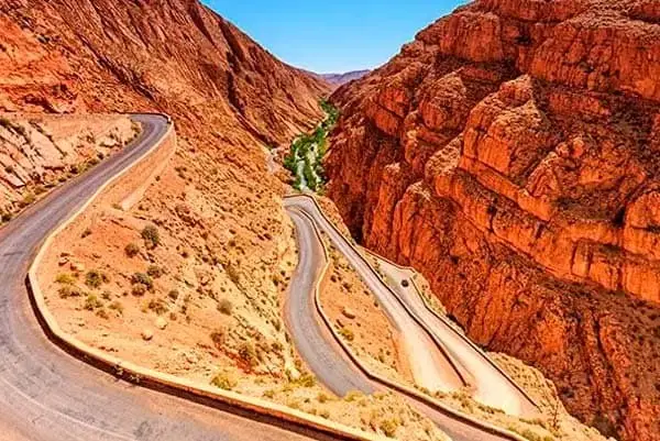 Cañón en Marruecos con carreteras serpenteantes y paisaje rocoso rojo.