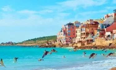 1. Mar de Tánger con flamencos y casas coloridas en Marruecos.