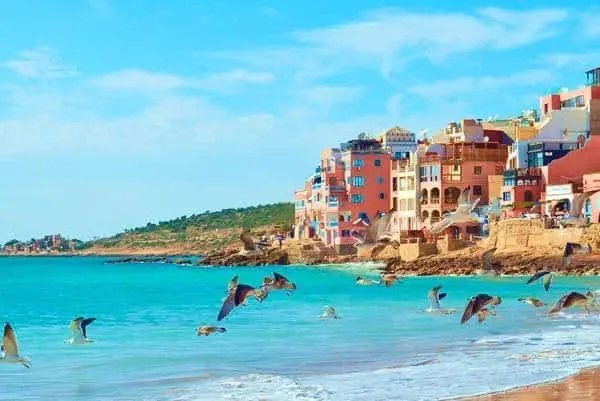 1. Mar de Tánger con flamencos y casas coloridas en Marruecos.