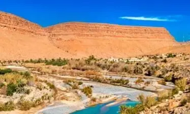 Coloridas montañas y río en Marruecos, destino turístico ideal para turismo de aventura y naturaleza.