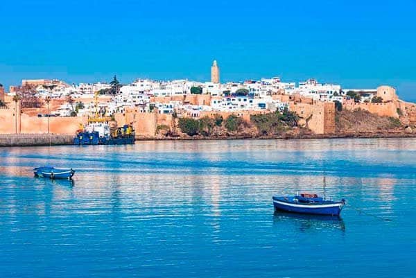 Paseo en barco con vista a la ciudad de Tánger, Marruecos, sobre el estrecho de Gibraltar.