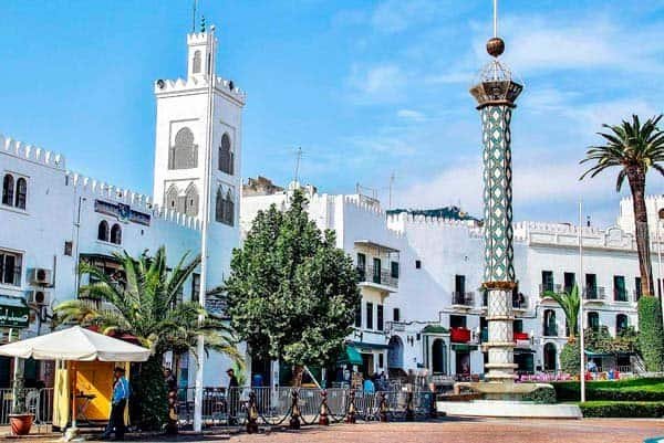 Ciudad blanca de Marruecos en templos y arquitectura tradicional.
