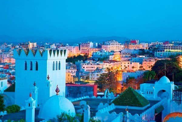 Casona azul en Chefchaouen, destino turístico en Marruecos conocido por sus calles pintadas de azul vibrante.