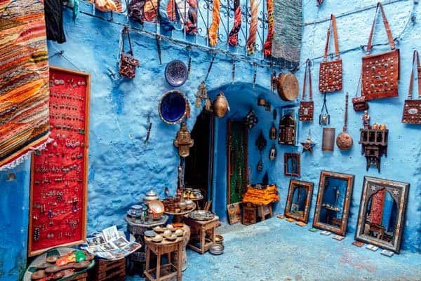 Colorido puesto de souvenirs en Marruecos con artesanías tradicionales y artículos únicos para viajeros.
