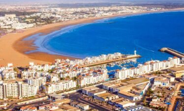 Arena de playa en Tánger, Marruecos, con modernas instalaciones y vistas al mar Mediterráneo.