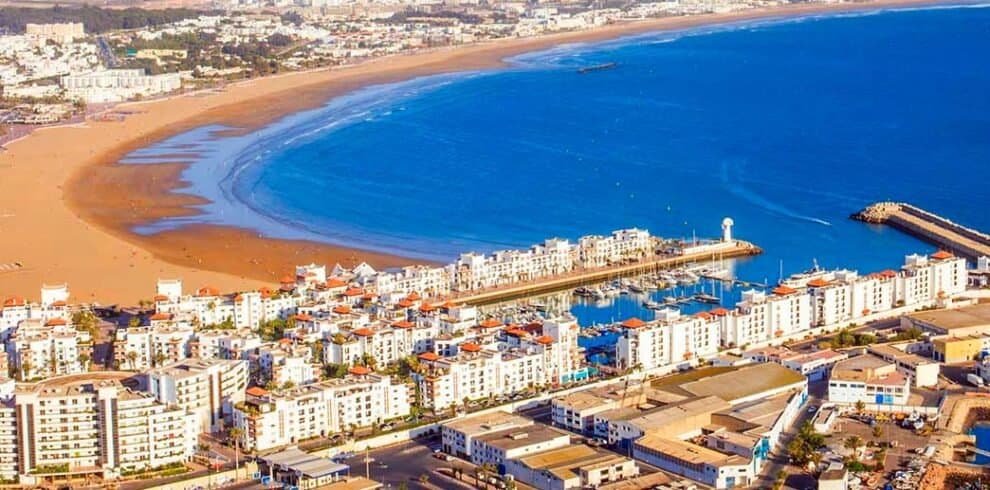 Arena de playa en Tánger, Marruecos, con modernas instalaciones y vistas al mar Mediterráneo.