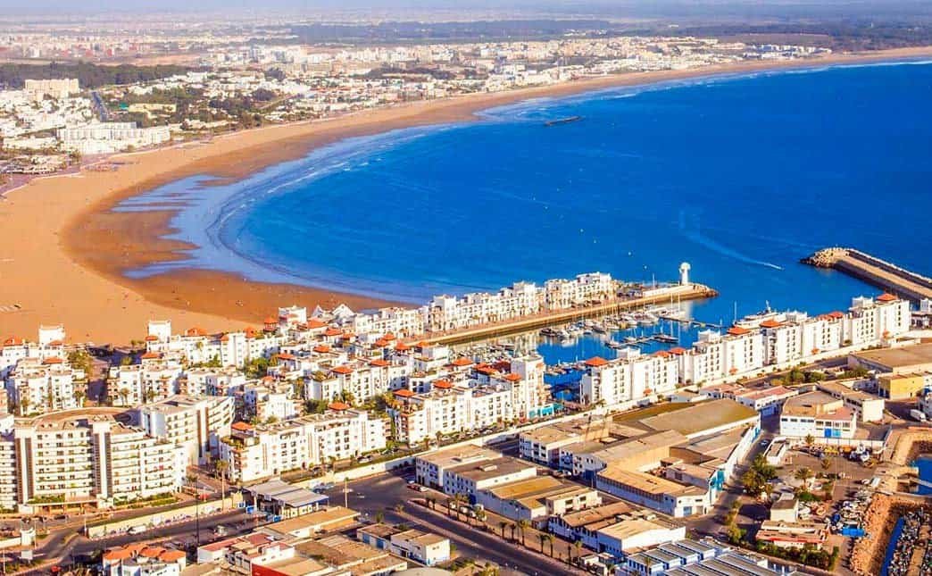 Arena de playa en Tánger, Marruecos, con modernas instalaciones y vistas al mar Mediterráneo.