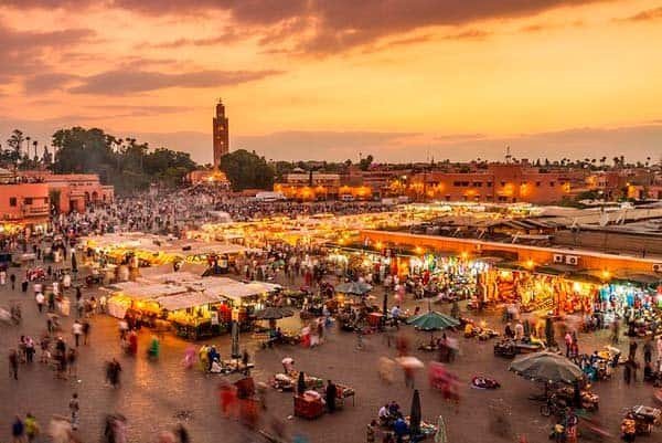 1. Mercado tradicional en Marrakech al atardecer, experiencia cultural en Marruecos.
