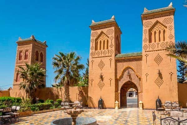Puerta de la medina en Marruecos, arquitectura tradicional marroquí, destino turístico en viajes a Marruecos.