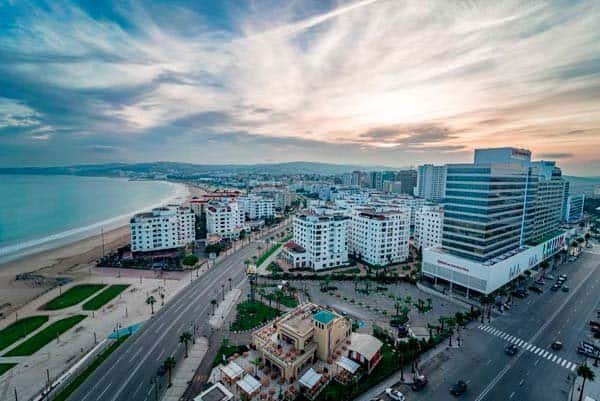 Vistas urbanas en Casablanca, Marruecos, con playa y modernos edificios, perfectas para viajes a Marruecos.